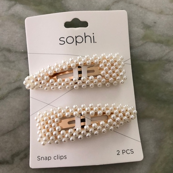 sophi Accessories - 2 piece Pearl snap hair clips